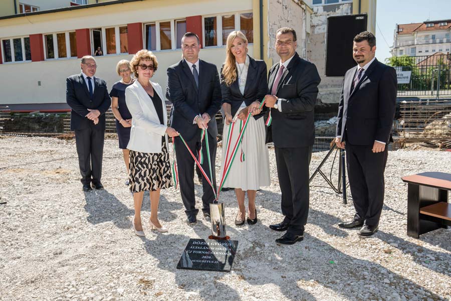 Lerakták a zalaegerszegi Dózsa-iskola új tornacsarnokának alapkövét