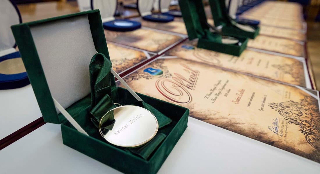 Rendhagyó díjátadó a hevesi megyeházán