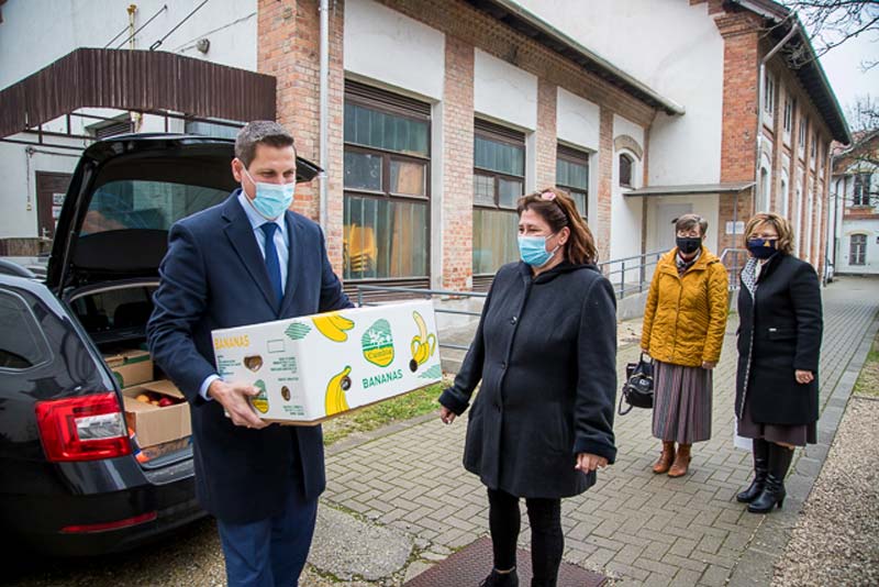 Több, mint kétszáz kiló gyümölcsöt adományozott a rászorulóknak a Fejér Megyei Közgyűlés elnöke
