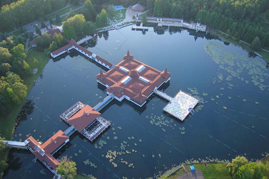 Bezárt a hévízi tófürdő