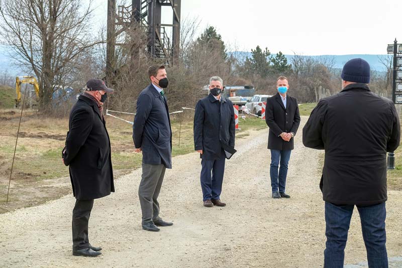 Folytatódik az építkezés Etyeken