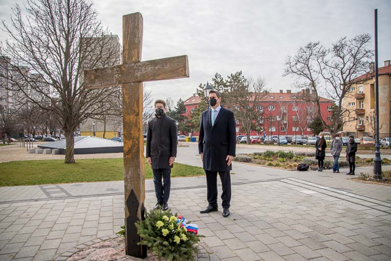Néma koszorúzás a Katyń keresztnél és videokonferencia a lengyel-magyar barátság napján