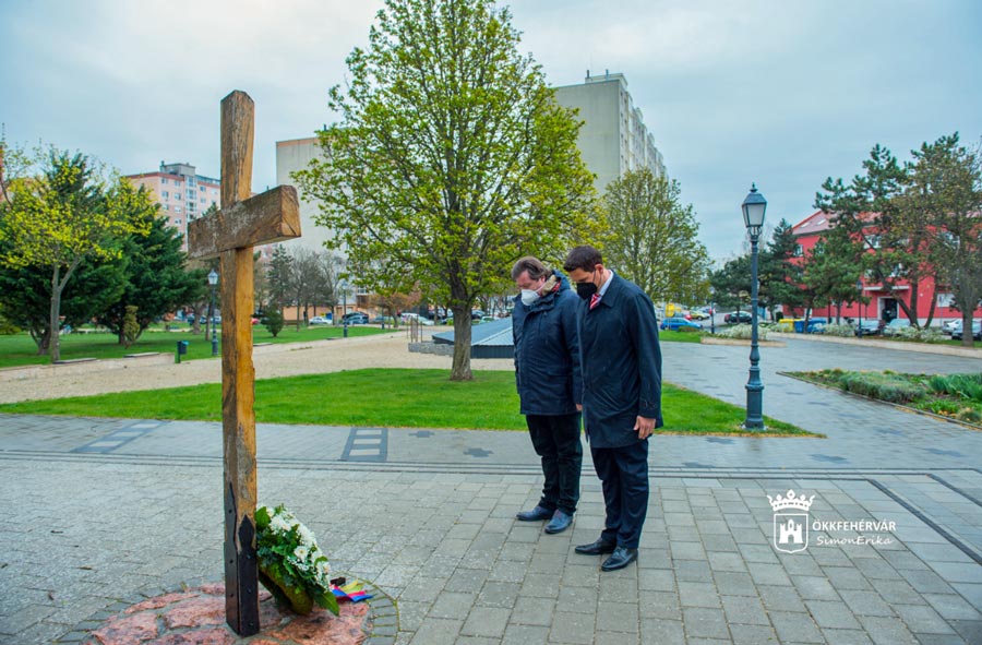 Néma főhajtás a katyńi áldozatok emléke előtt