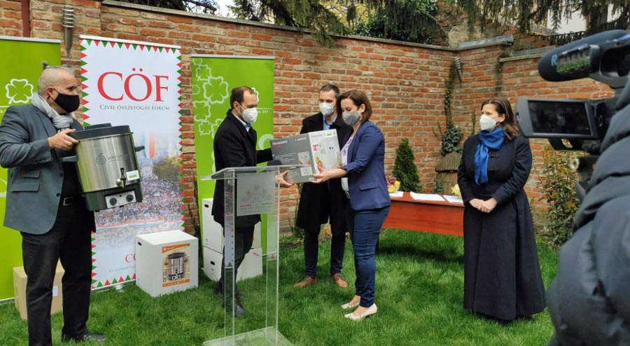 Befőzőautomatákat és orvosi maszkokat kapott a Pécsimami Egyesület