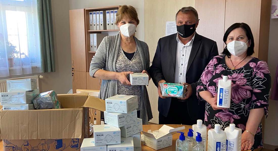 Védőeszköz-csomagokat osztott a Hajdú-Bihar Megyei Önkormányzat