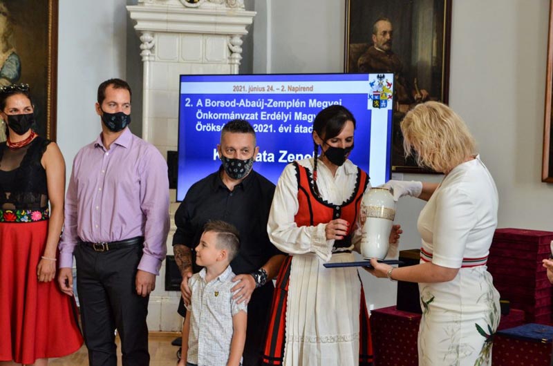 Munkájuk elismeréseként tizenkilencen vették át a megye kitüntetéseit