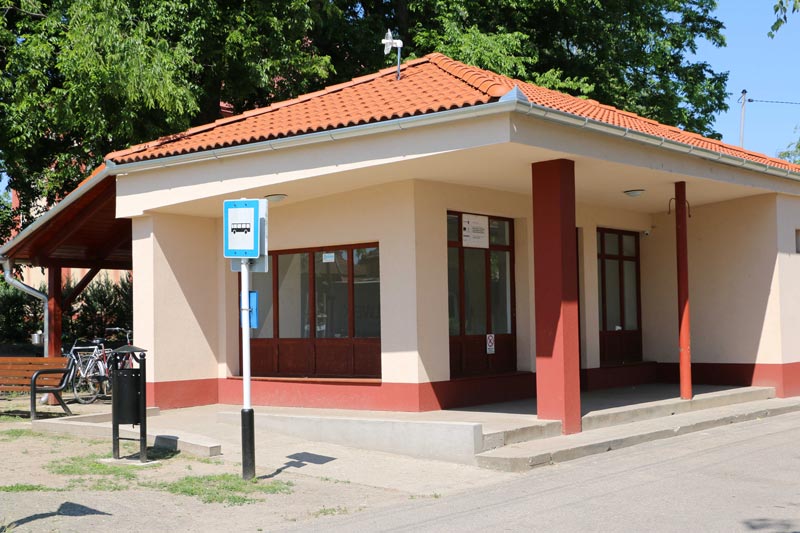 Önkormányzati épületek energetikai korszerűsítése Tompán és Kéleshalmon