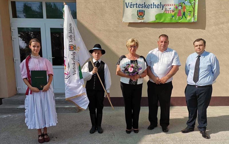 Megyezászlót kaptak a vérteskethelyiek is