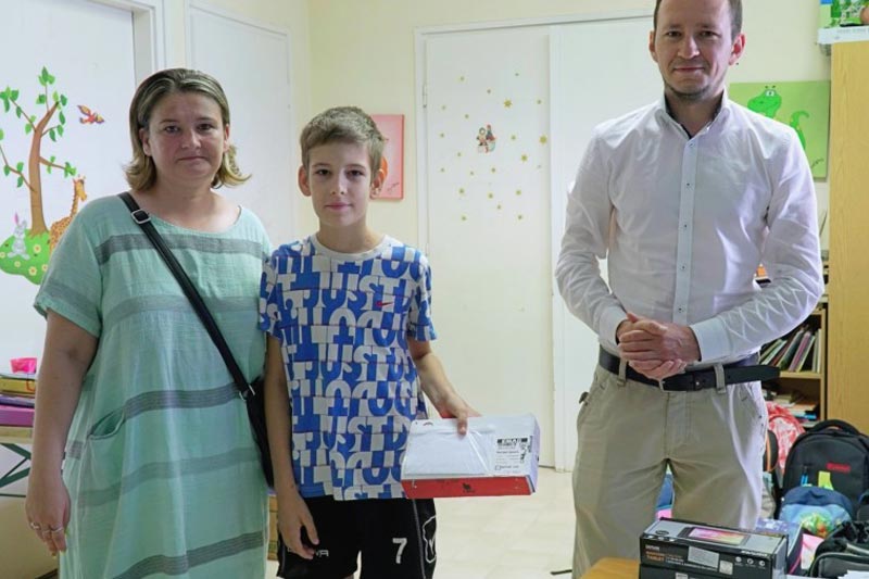 Táblagépeket kaptak nehéz sorsú pécsi gyermekek