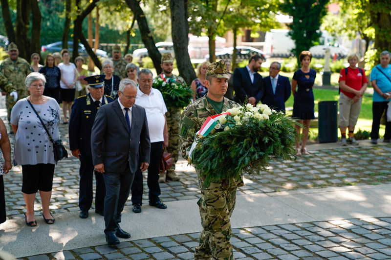 Hősökre emlékeztek a debreceni Honvédtemetőben