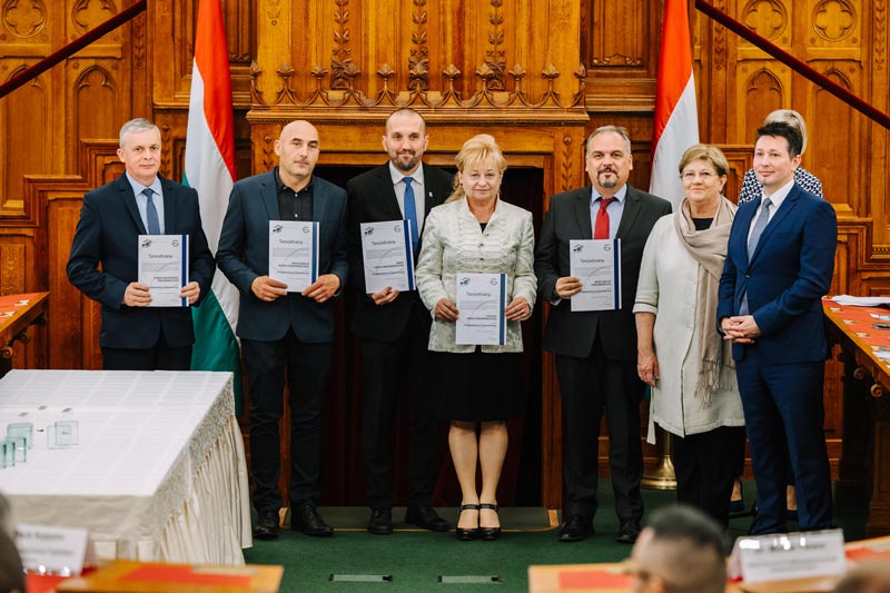 Díjat vett át a Békés Megyei Önkormányzat
