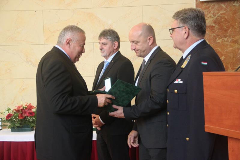 Átadták a Veszprém Megye Védelméért emlékplaketteket