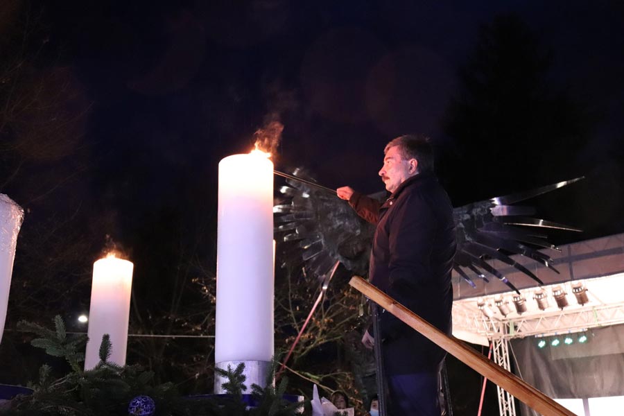 A harmadik gyertya is lángra lobbant Hajdúdorogon