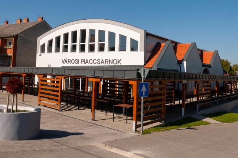 A Kossuth tér arculati megújítása, piactér kialakítása Izsákon