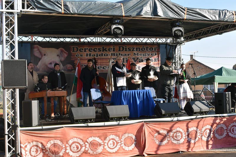 Tizennyolc csapat, több száz látogató a Derecskei Disznótoron