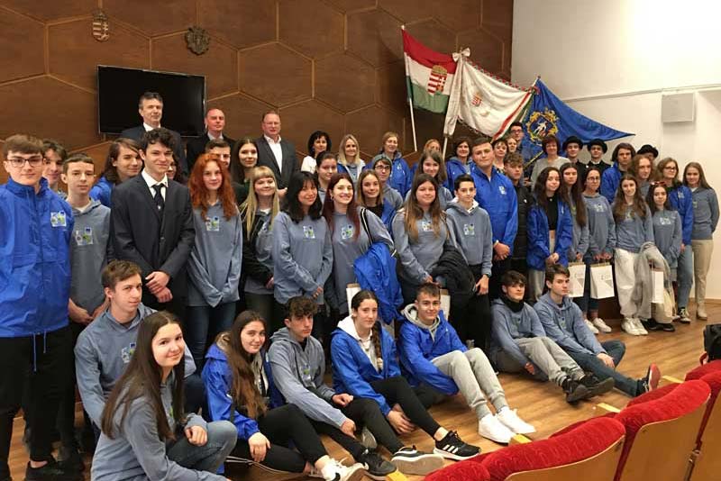 Salgótarjánban vendégeskedő spanyol diákokat fogadták a megyeházán