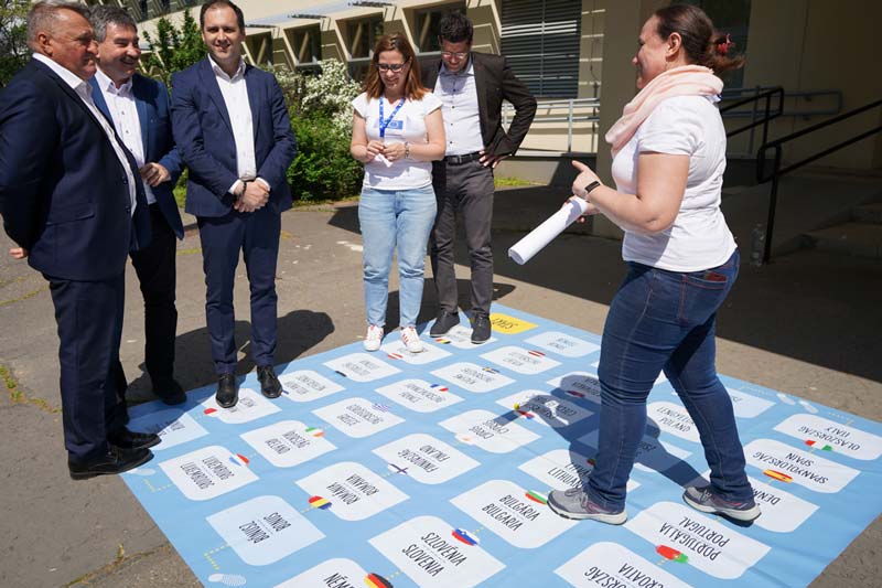 Az EU összes országa beköltözött a debreceni Beregszászi suli elé