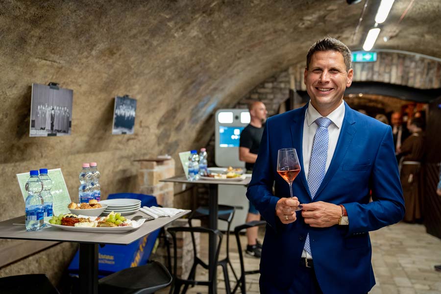 Megnyitotta kapuit a felújított Lamberg-pince Móron
