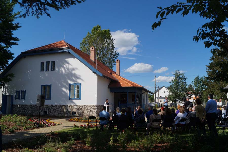 Átadták Kernstok Károly felújított villáját Nyergesújfalun