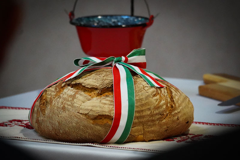 Pajna Zoltán szegte meg az idei Ország Kenyerét