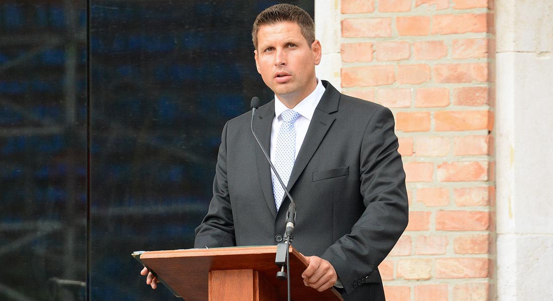 Tiszteletadás Szent István szarkofágjánál