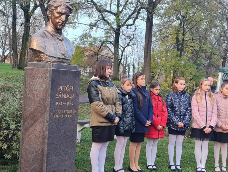 Petőfi szobrotavattak Pálmonostorán