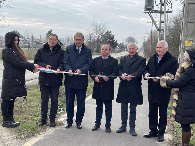 Átadták a Kiskörös és Tabdi között vezető kerékpárutat