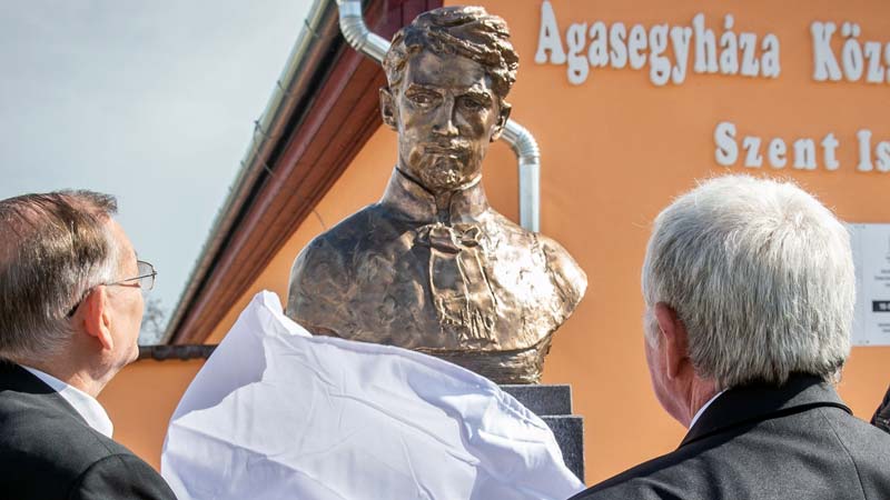 Petőfi-szobor díszíti a felújított községházát Ágasegyházán