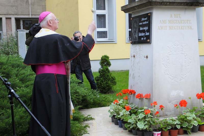 Emlékhelyet avattak a megyeházánál Esterházy János tiszteletére