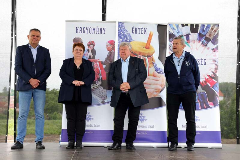 Ágyútűzzel üdvözölték a több száz várfoglalót Simontornyán