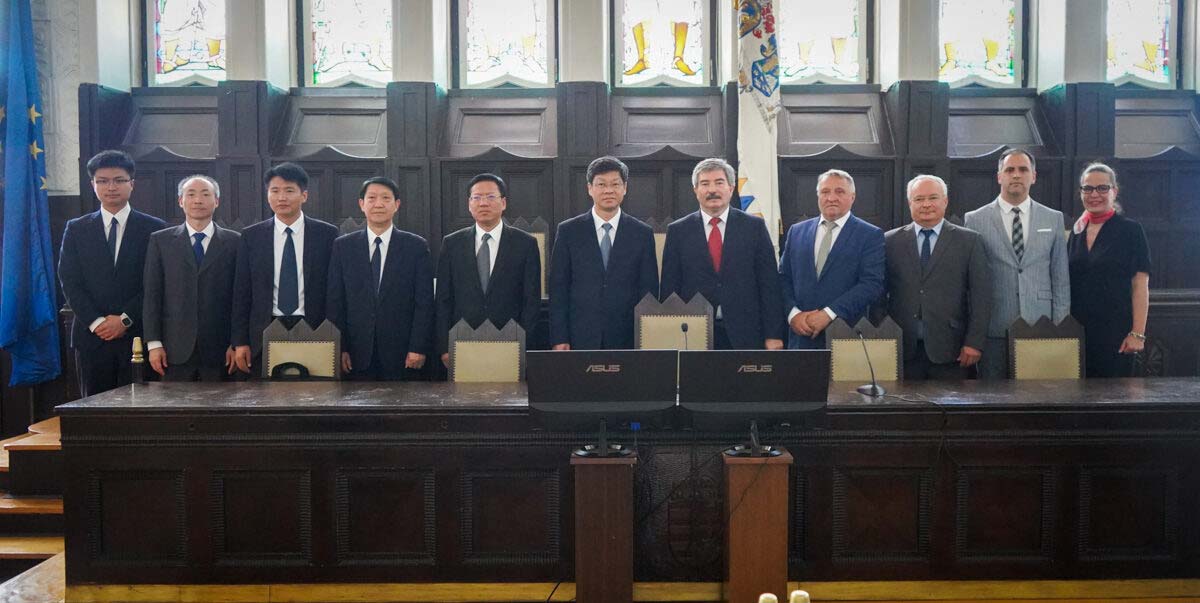 Kínai küldöttség a Vármegyeházán