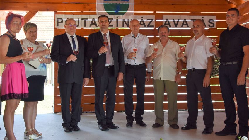 Pajtaszínházat avattak Kerkabarabáson