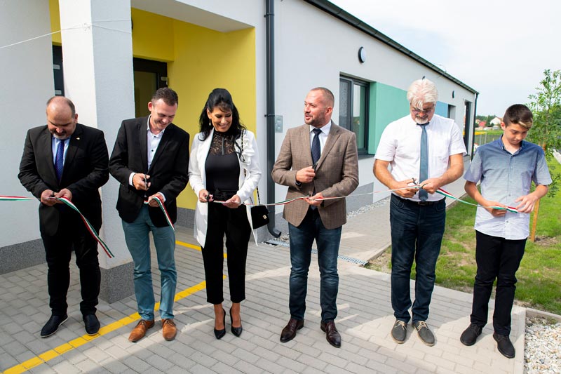 Új bölcsődét és bővített óvodát adtak át Koroncón