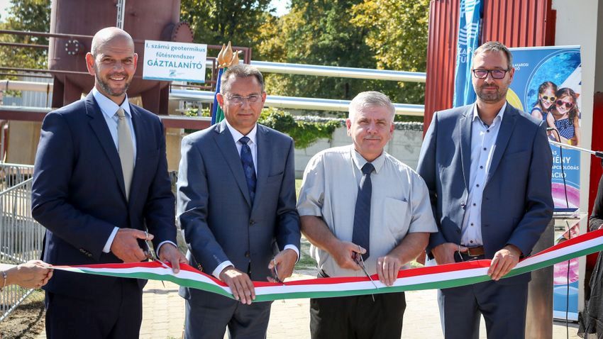 Fürdőfejéesztést avattak Zalakaroson