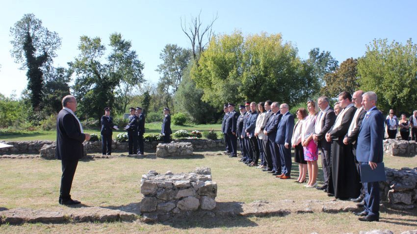 Felszentelték a fogva tartottak által felújított Zalaapáti templomkertet