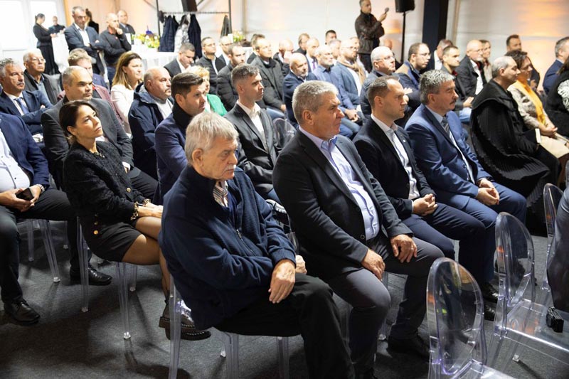 Új tehenészeti telepet adtak át Földesen