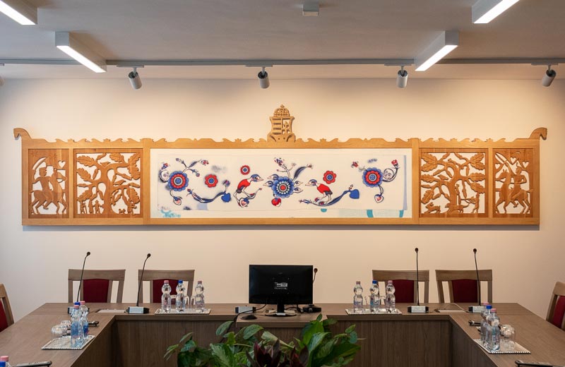 Új installáció díszíti a Vármegyeháza tanácstermét