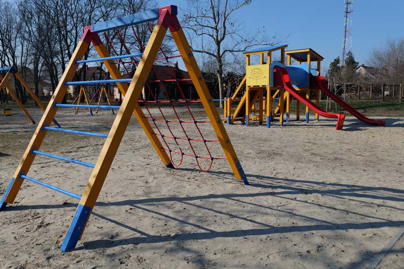 Játszótér és faluközpont fejlesztése Jászszentlászlón