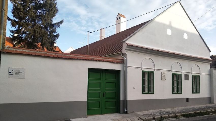 Csaknem 130 millió forintból újult meg a pápai Petőfi-ház