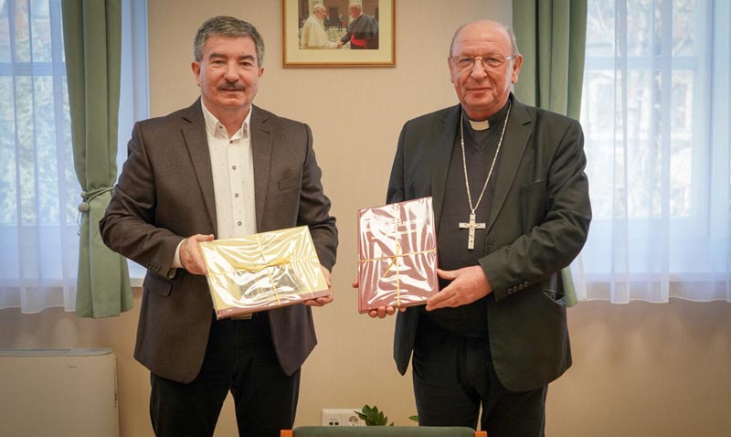 Egyházi kiadványokat kaptak a vármegyei római katolikus iskolák