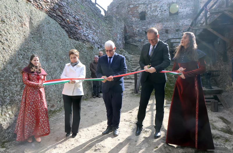 Navracsics Tibor: a várak megújítása a versenyképességet szolgálja