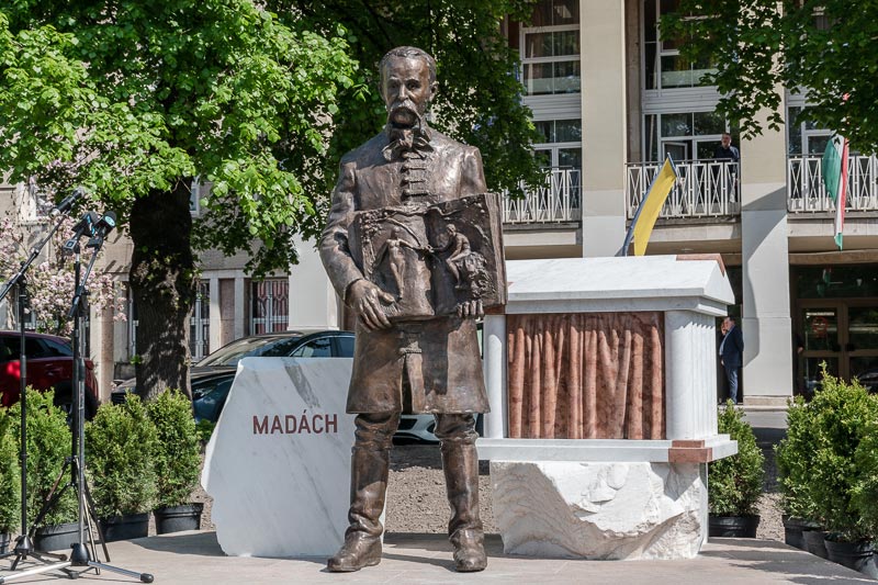 Madách Imre-szobrot avattak Salgótarjánban