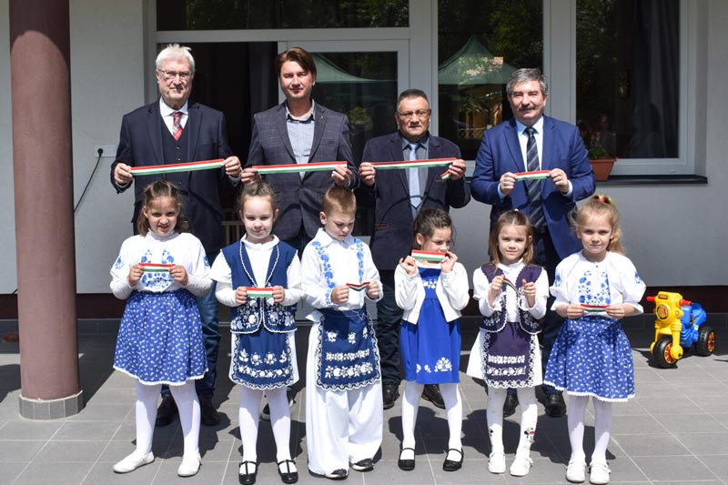 Bölcsi, új vegyesbolt, simább út