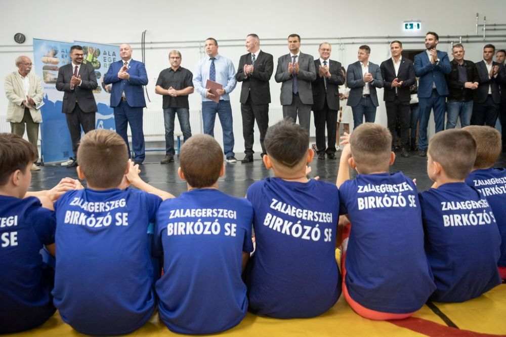 Átadták a felújított birkózócsarnokot Zalaegerszegen