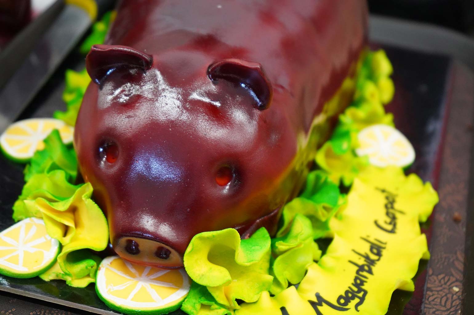 Tépén a fiatalok és az idősebbek együtt mulatnak