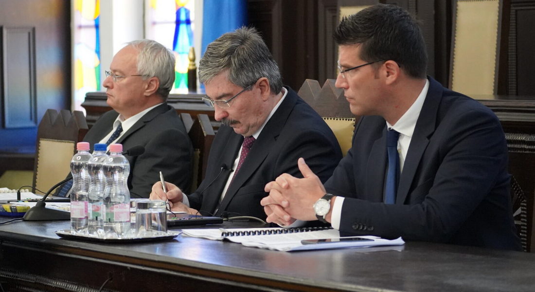 Sor került a közgyűlés áprilisi ülésére – átadták a „Hajdú-Bihar Vármegye Rendőre” Emlékérmet