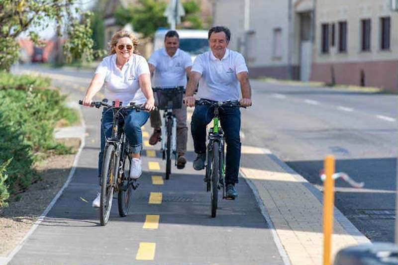 Belterületi Kerékpárút II. ütem és játszótér fejlesztés Császártöltésen