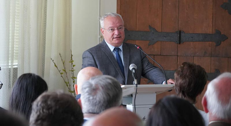 A múlt példát mutat