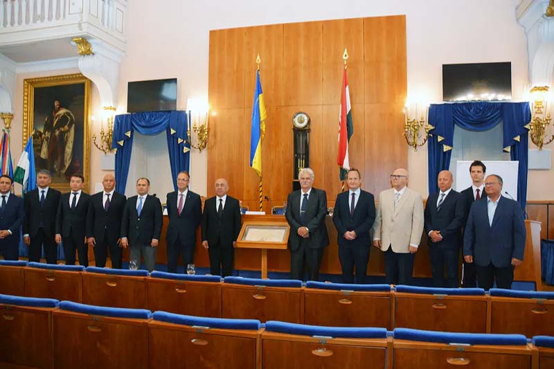 Üzbegisztáni delegáció látogatott Pest Vármegye Háza Dísztermébe