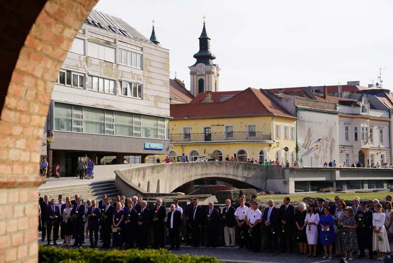 Tiszteletadás és emlékezés Szent István szarkofágjánál